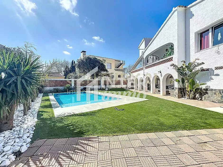 Casa dividida en tres apartaments piscina garatge Empuriabrava - foto 42 de 54