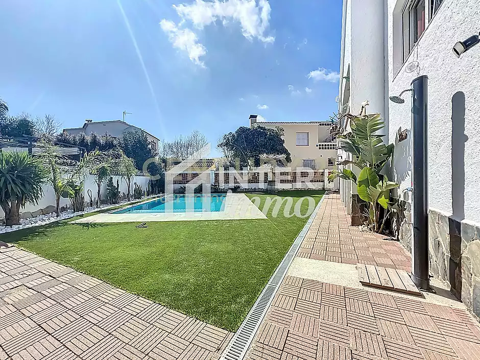 Casa dividida en tres apartaments piscina garatge Empuriabrava - foto 43 de 54
