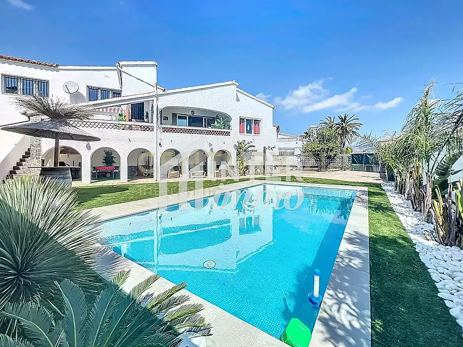 Casa dividida en tres apartaments piscina garatge Empuriabrava - foto 44 de 54