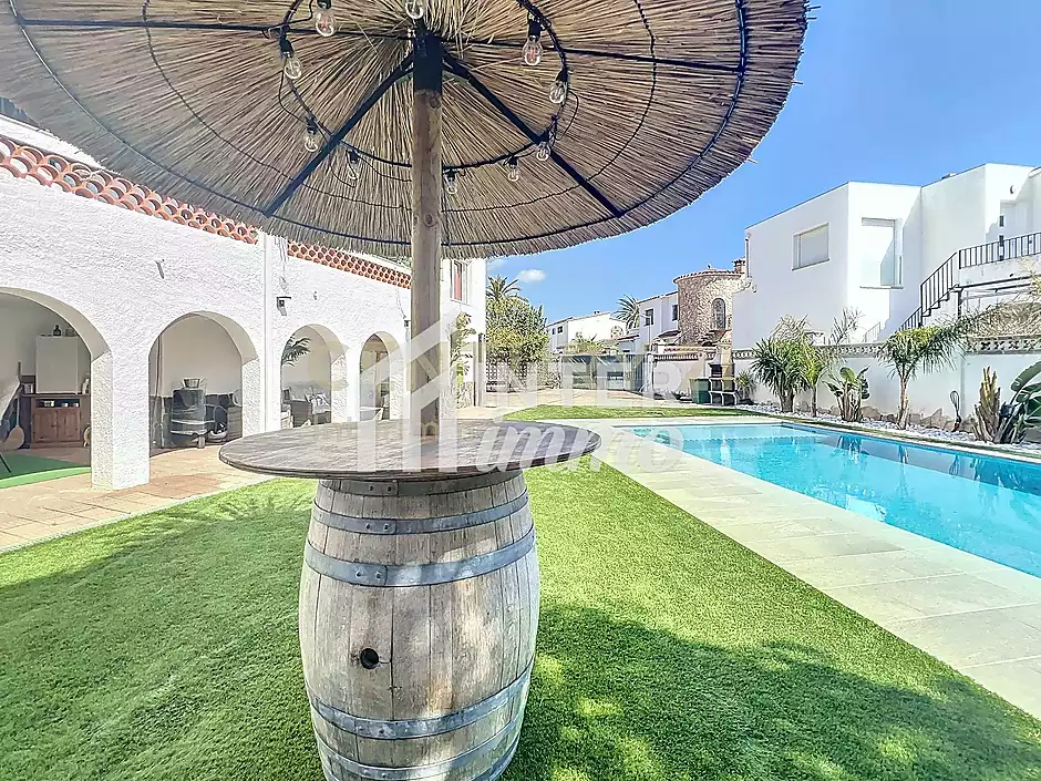 Casa dividida en tres apartaments piscina garatge Empuriabrava - foto 45 de 54