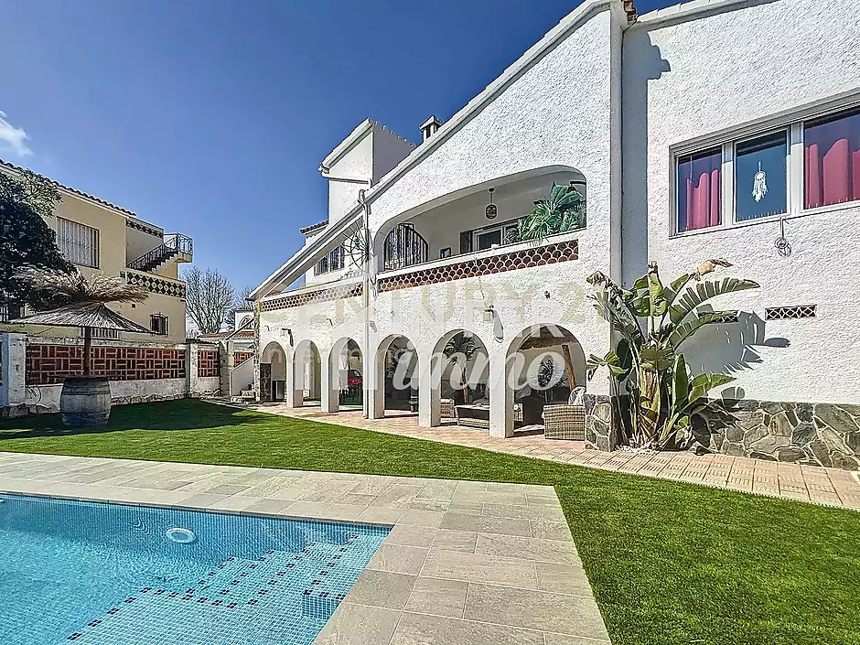 Casa dividida en tres apartaments piscina garatge Empuriabrava - foto 49 de 54