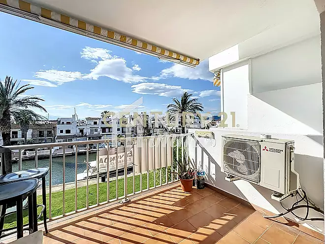 Apartament amb terrassa i vista canal &ndash; Poblat T&iacute;pic, Empuriabrava