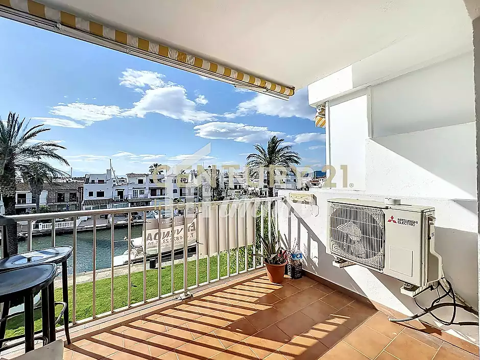Apartament amb terrassa i vista canal – Poblat Típic, Empuriabrava - foto 1 de 22
