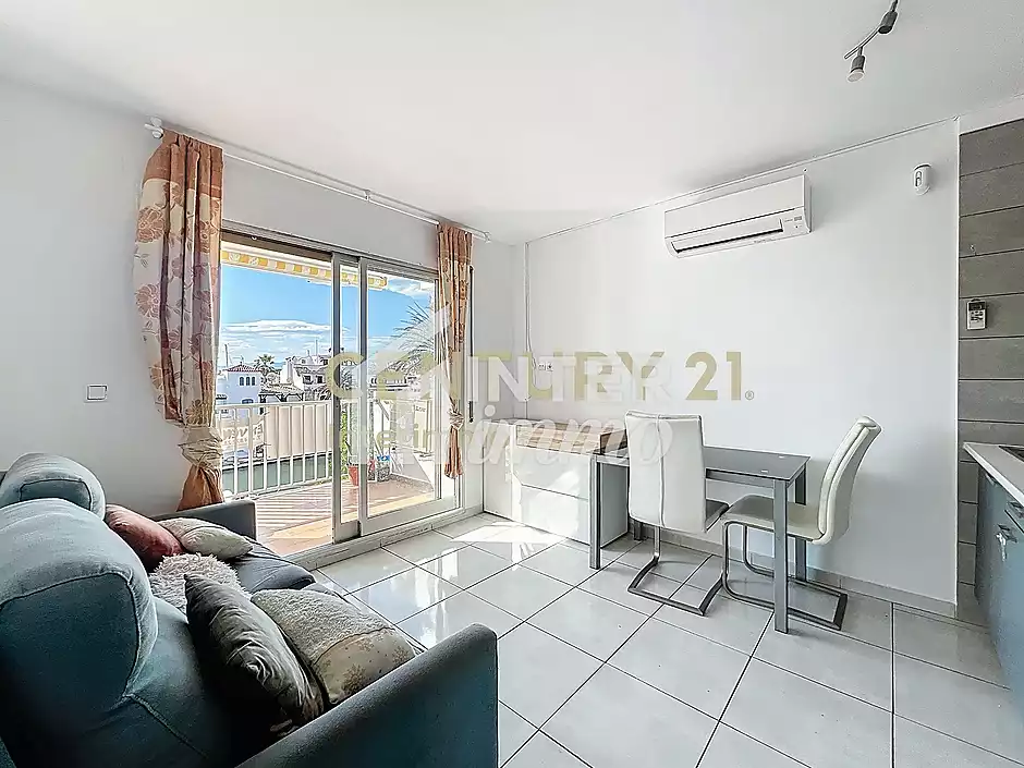 Apartament amb terrassa i vista canal – Poblat Típic, Empuriabrava - foto 18 de 22