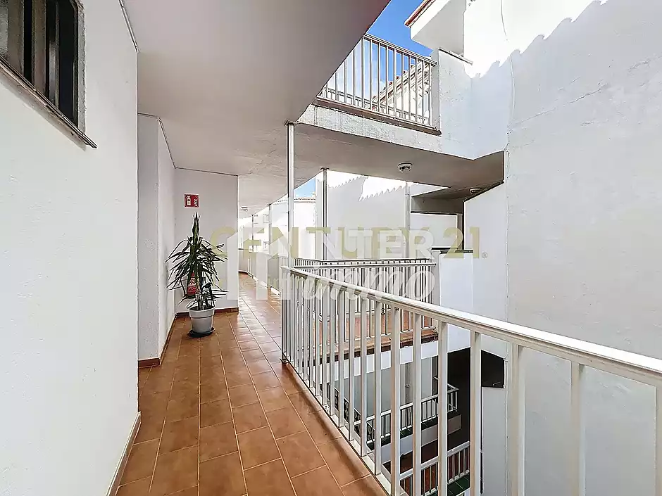 Apartament amb terrassa i vista canal – Poblat Típic, Empuriabrava - foto 19 de 22