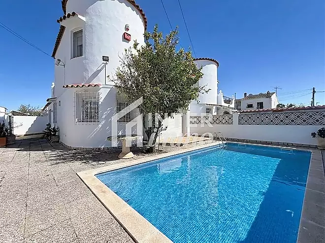 Casa de 3 habitacions amb piscina en zona tranquil&middot;la