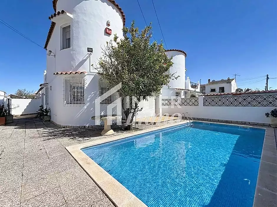 Casa de 3 habitacions amb piscina en zona tranquil&middot;la - foto 1 de 24