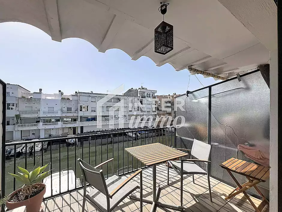 Apartament amb vistes al canal, terrassa i p&agrave;rquing a Empuriabrava - foto 1 de 23