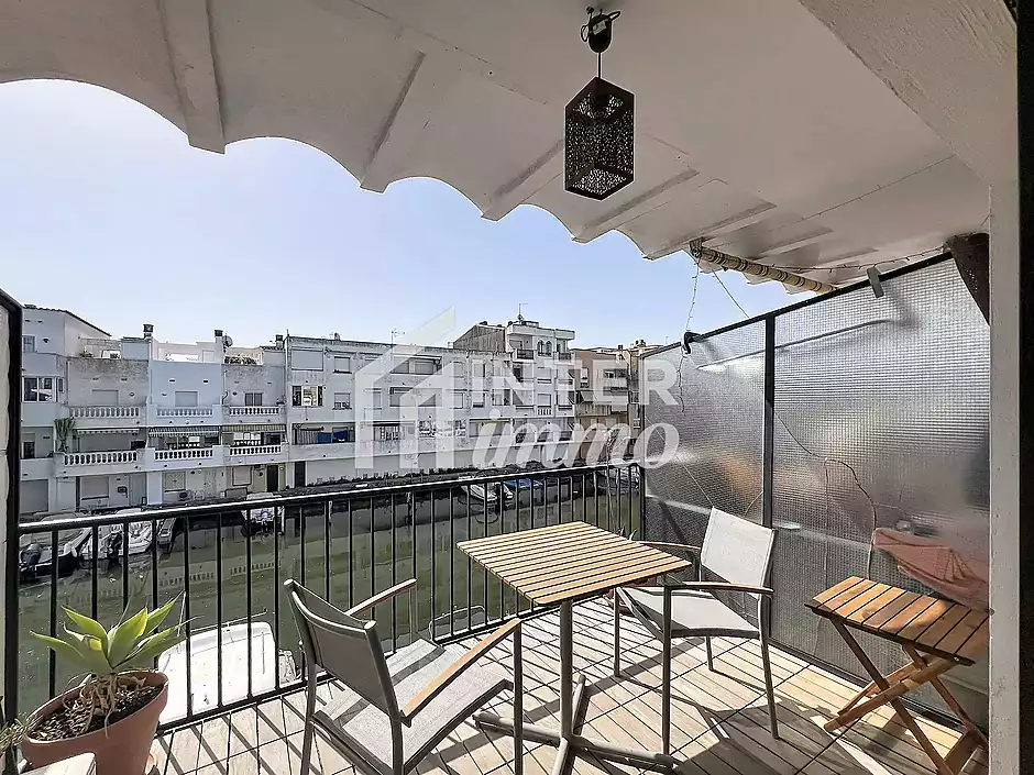 Apartament amb vistes al canal, terrassa i p&agrave;rquing a Empuriabrava - foto 9 de 23