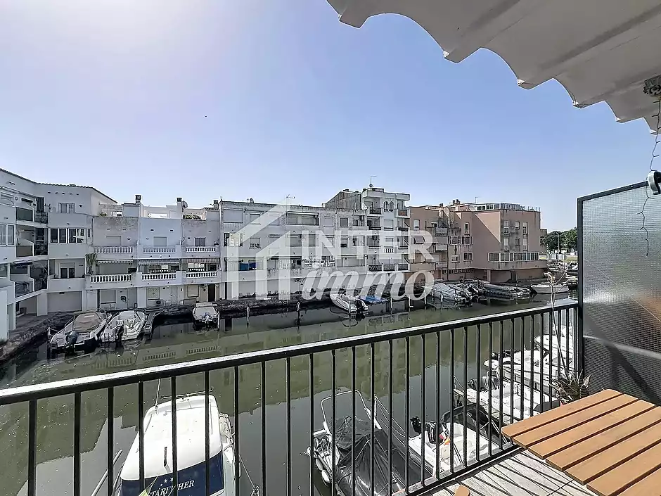 Apartament amb vistes al canal, terrassa i p&agrave;rquing a Empuriabrava - foto 10 de 23