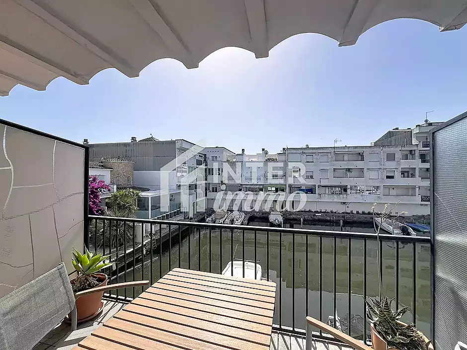 Apartament amb vistes al canal, terrassa i p&agrave;rquing a Empuriabrava - foto 12 de 23