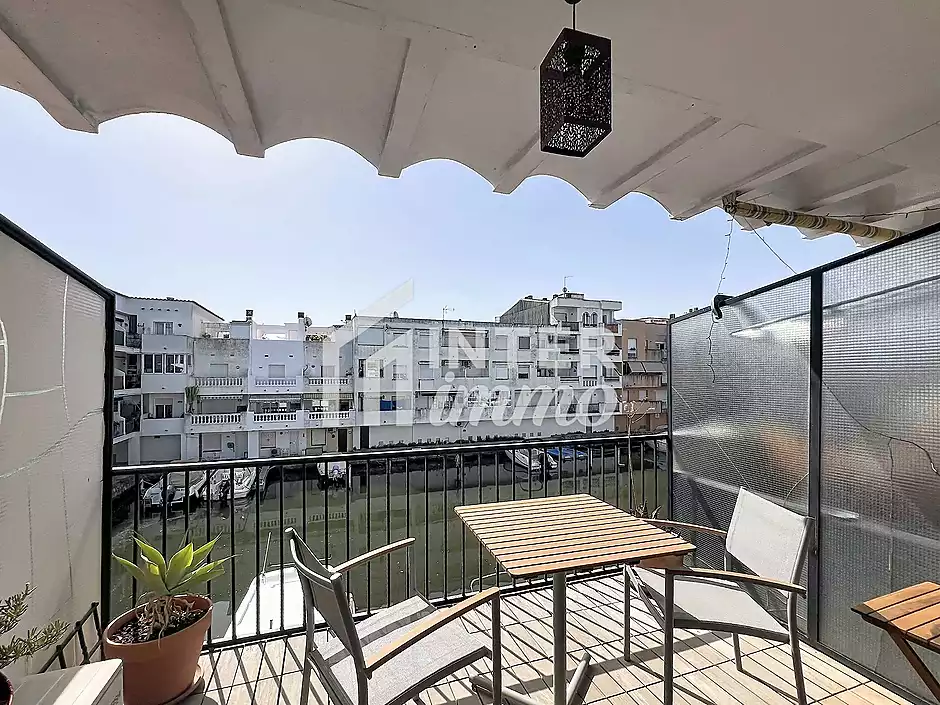 Apartament amb vistes al canal, terrassa i p&agrave;rquing a Empuriabrava - foto 13 de 23