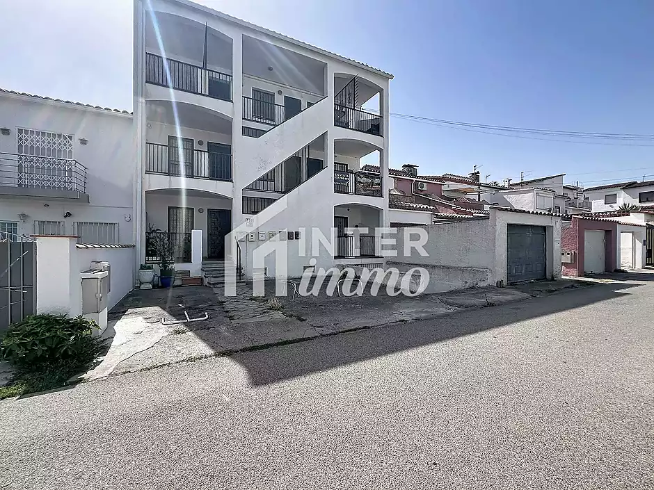 Apartament amb vistes al canal, terrassa i p&agrave;rquing a Empuriabrava - foto 19 de 23