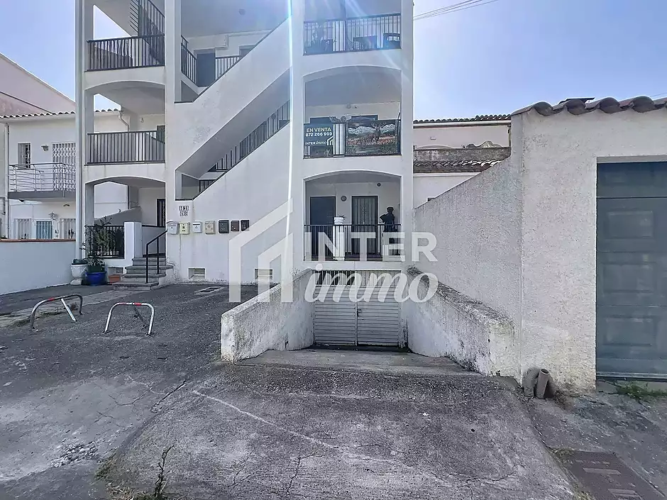 Apartament amb vistes al canal, terrassa i p&agrave;rquing a Empuriabrava - foto 20 de 23