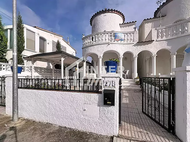 Casa amb jard&iacute; i garatge a 300 m de la platja Empuriabrava