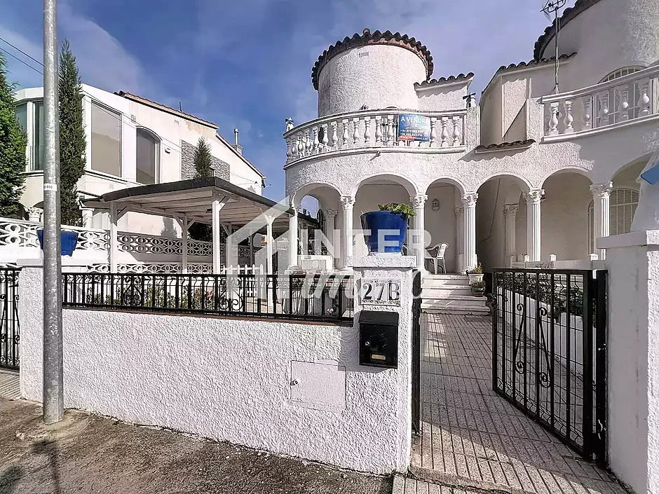 Casa amb jard&iacute; i garatge a 300 m de la platja Empuriabrava - foto 1 de 45