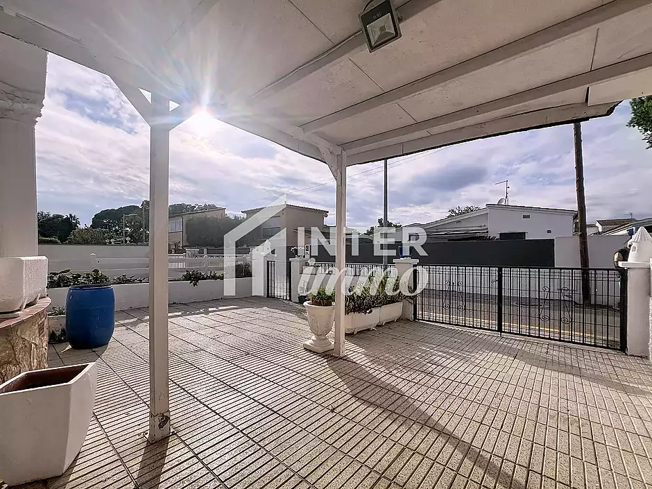 Casa amb jard&iacute; i garatge a 300 m de la platja Empuriabrava - foto 2 de 45