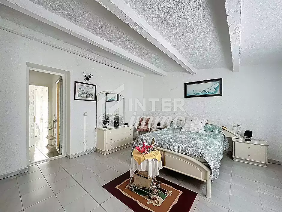 Casa amb jard&iacute; i garatge a 300 m de la platja Empuriabrava - foto 9 de 45