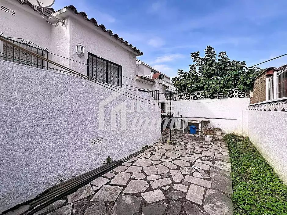 Casa amb jard&iacute; i garatge a 300 m de la platja Empuriabrava - foto 29 de 45