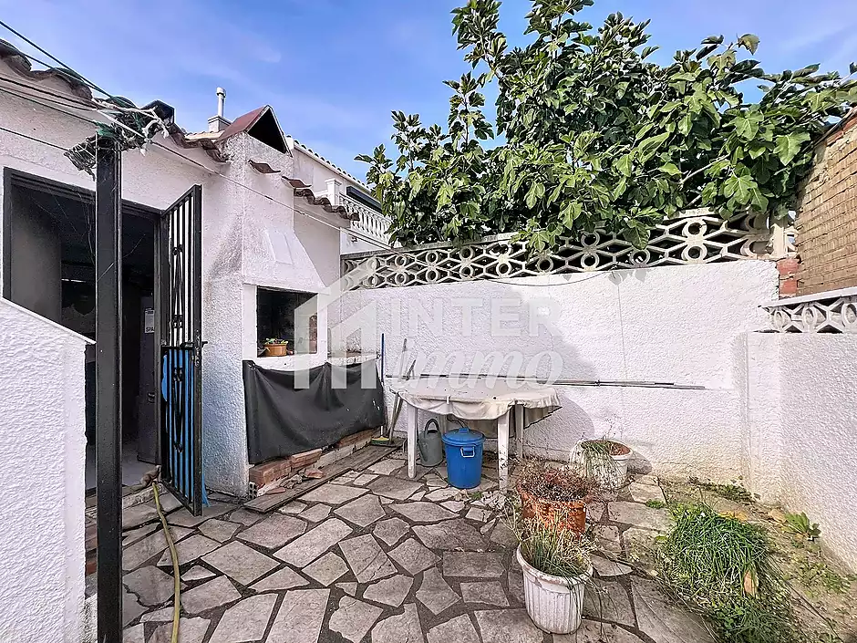 Casa amb jard&iacute; i garatge a 300 m de la platja Empuriabrava - foto 31 de 45