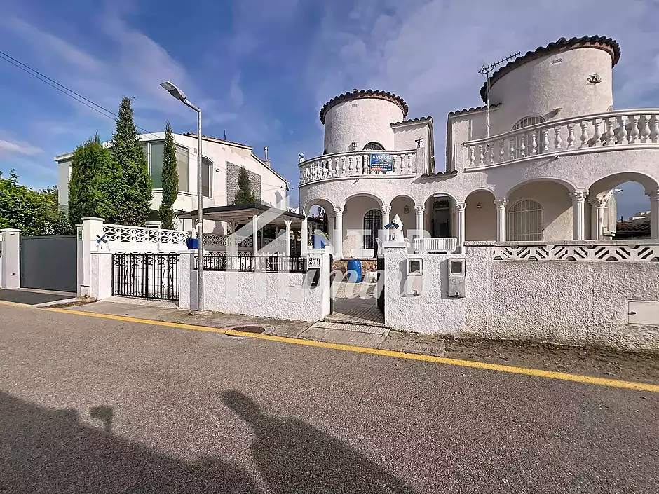 Casa amb jard&iacute; i garatge a 300 m de la platja Empuriabrava - foto 41 de 45