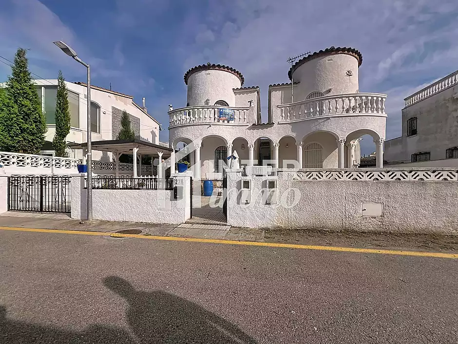 Casa amb jard&iacute; i garatge a 300 m de la platja Empuriabrava - foto 42 de 45