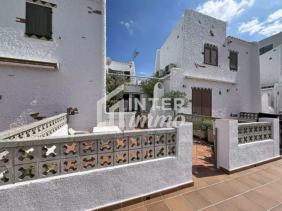 Casa amb amarratge privat en resid&egrave;ncia amb piscina a Santa Margarita, Roses - foto 1 de 30