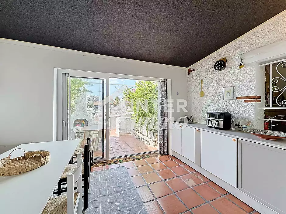 Casa amb amarratge privat en resid&egrave;ncia amb piscina a Santa Margarita, Roses - foto 13 de 30