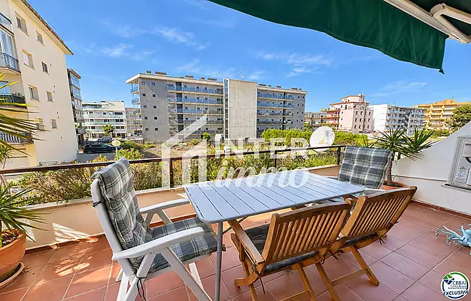 Ampli estudi amb terrassa i llicència turística a 80 metres de la platja de Santa Margarida - Roses