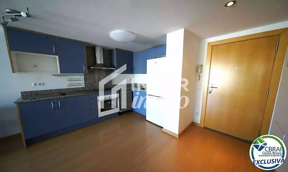 One-bedroom penthouse apartment with a cellar and a private parking space for sale in Roses - photo 4 of 15