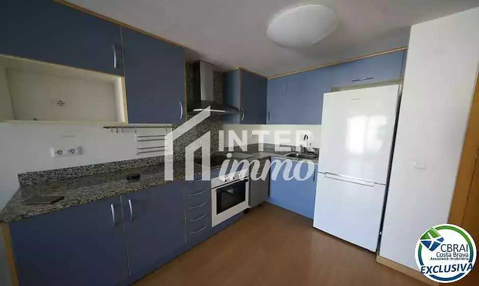 One-bedroom penthouse apartment with a cellar and a private parking space for sale in Roses - photo 5 of 15