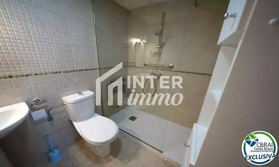 One-bedroom penthouse apartment with a cellar and a private parking space for sale in Roses - photo 10 of 15