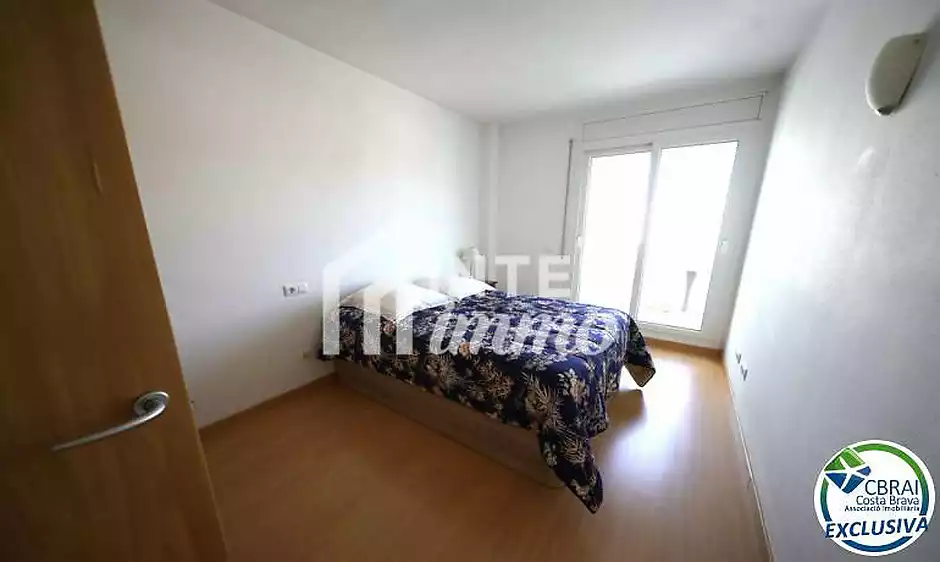 One-bedroom penthouse apartment with a cellar and a private parking space for sale in Roses - photo 12 of 15