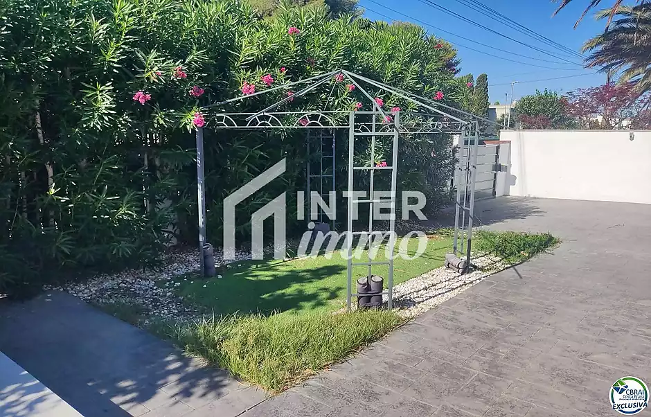 Beautiful house with a pool and a guest apartment. - photo 1 of 22