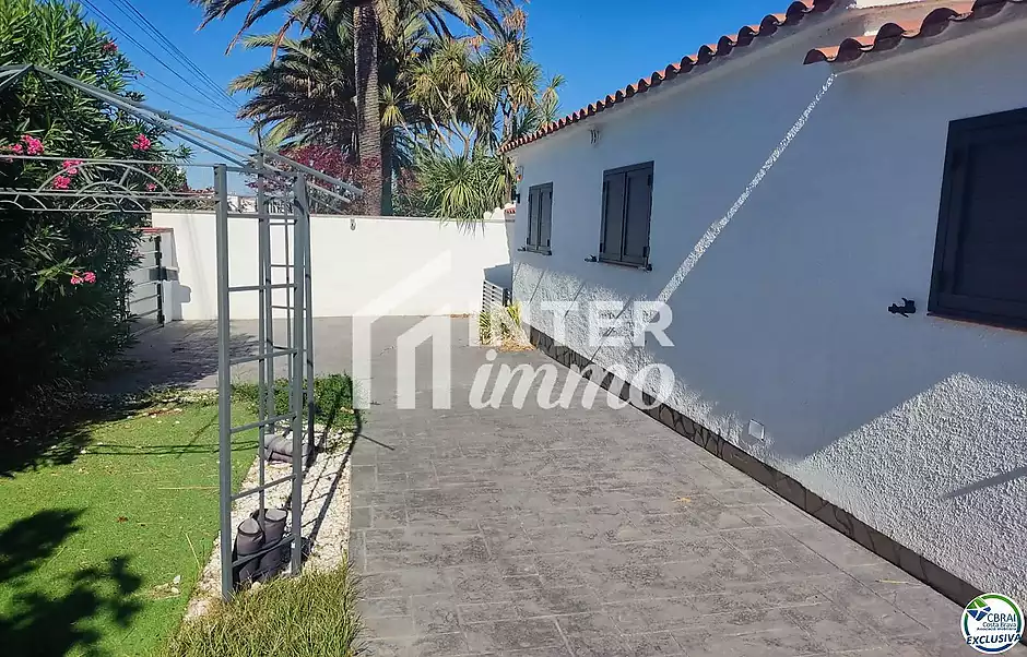 Beautiful house with a pool and a guest apartment. - photo 2 of 22
