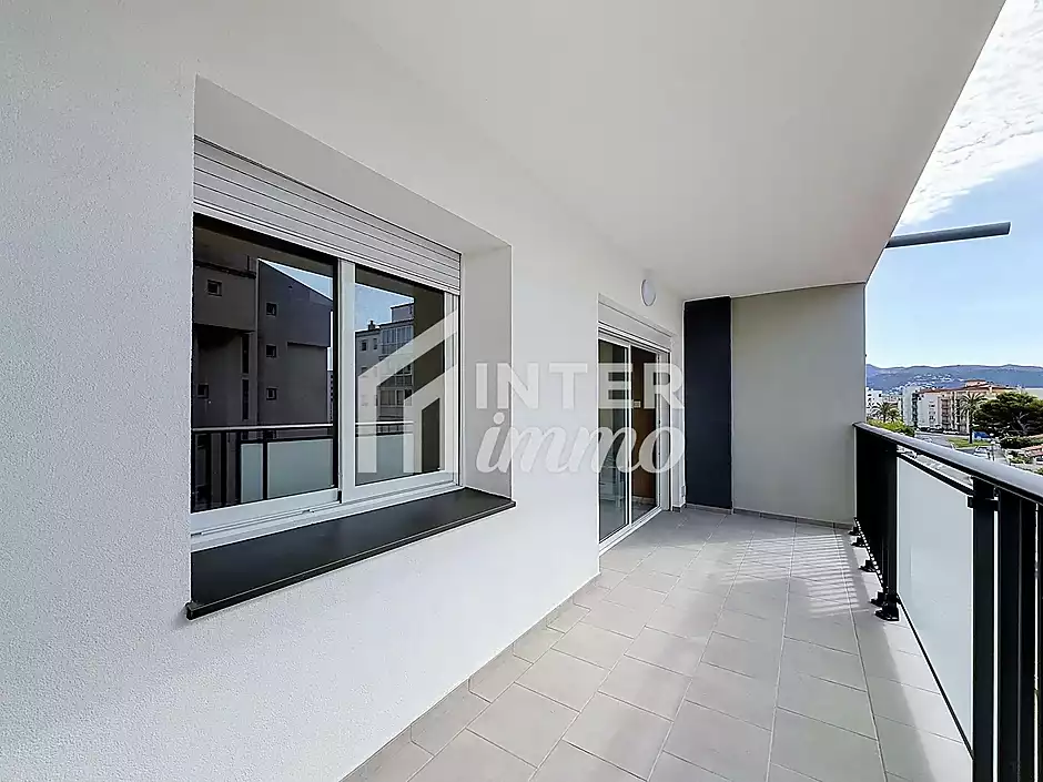 Apartamento 2 dormitorios renovado con terraza en Santa Margarida, Rosas - foto 2 de 23