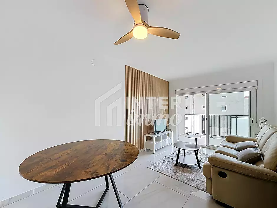 Apartamento 2 dormitorios renovado con terraza en Santa Margarida, Rosas - foto 3 de 23