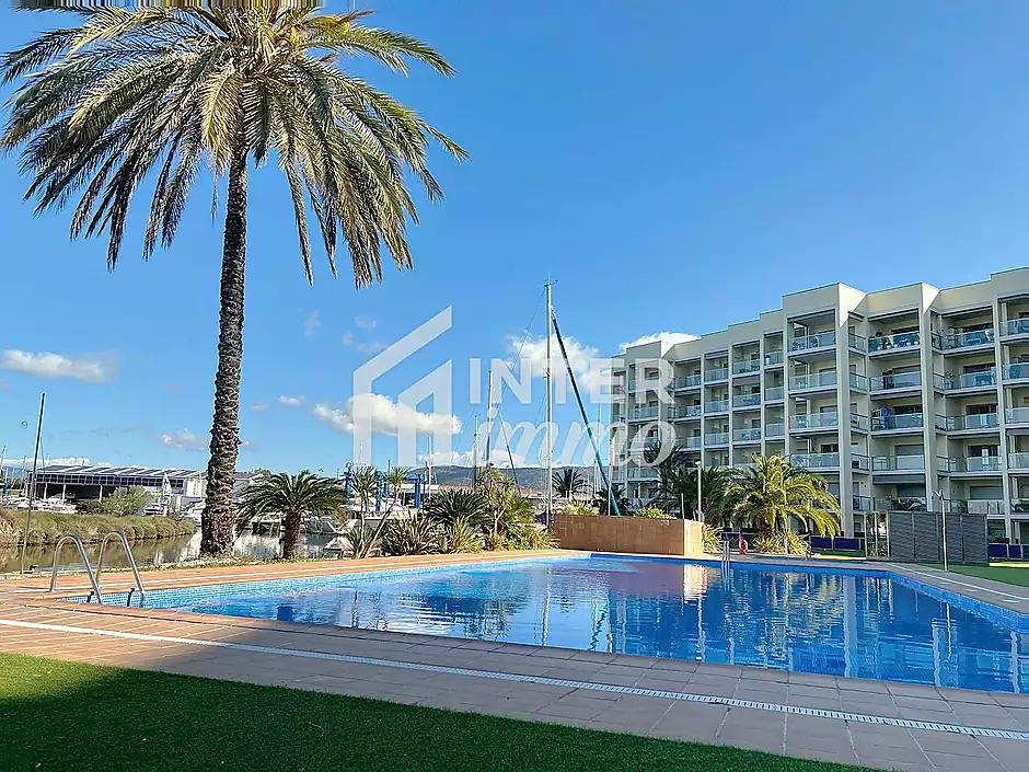 Es ven apartament renovat a la marina amb terrassa i vista al parc natural - foto 1 de 24