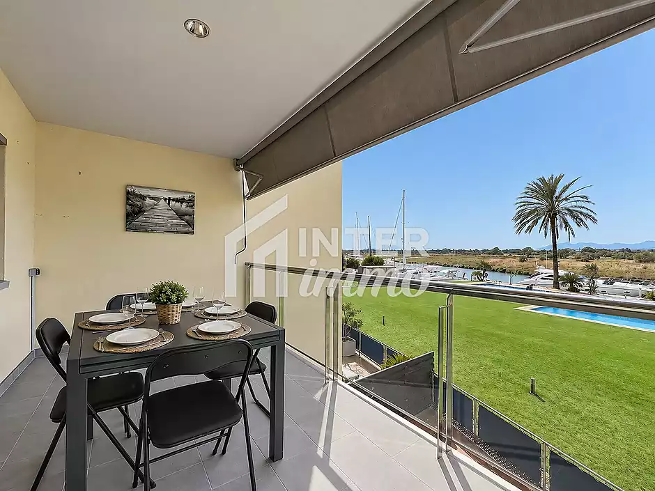 Es ven apartament renovat a la marina amb terrassa i vista al parc natural - foto 3 de 24