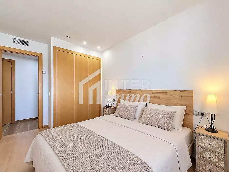 Es ven apartament renovat a la marina amb terrassa i vista al parc natural - foto 4 de 24