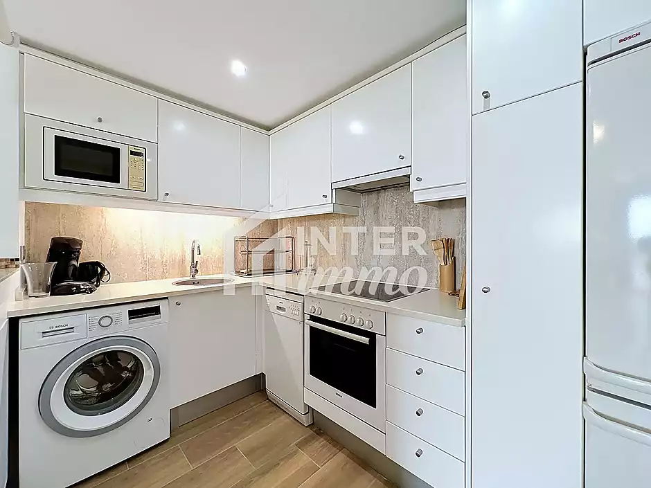 Es ven apartament renovat a la marina amb terrassa i vista al parc natural - foto 5 de 24