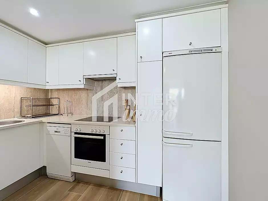 Es ven apartament renovat a la marina amb terrassa i vista al parc natural - foto 6 de 24