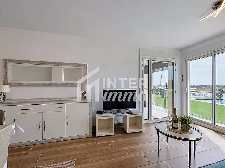 Es ven apartament renovat a la marina amb terrassa i vista al parc natural - foto 8 de 24