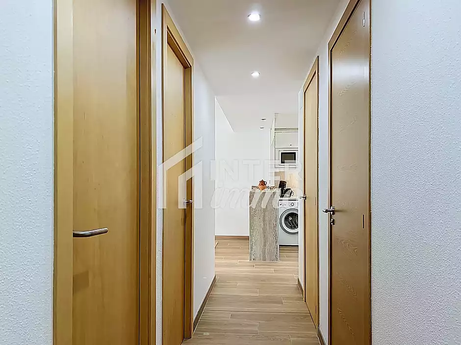 Es ven apartament renovat a la marina amb terrassa i vista al parc natural - foto 13 de 24