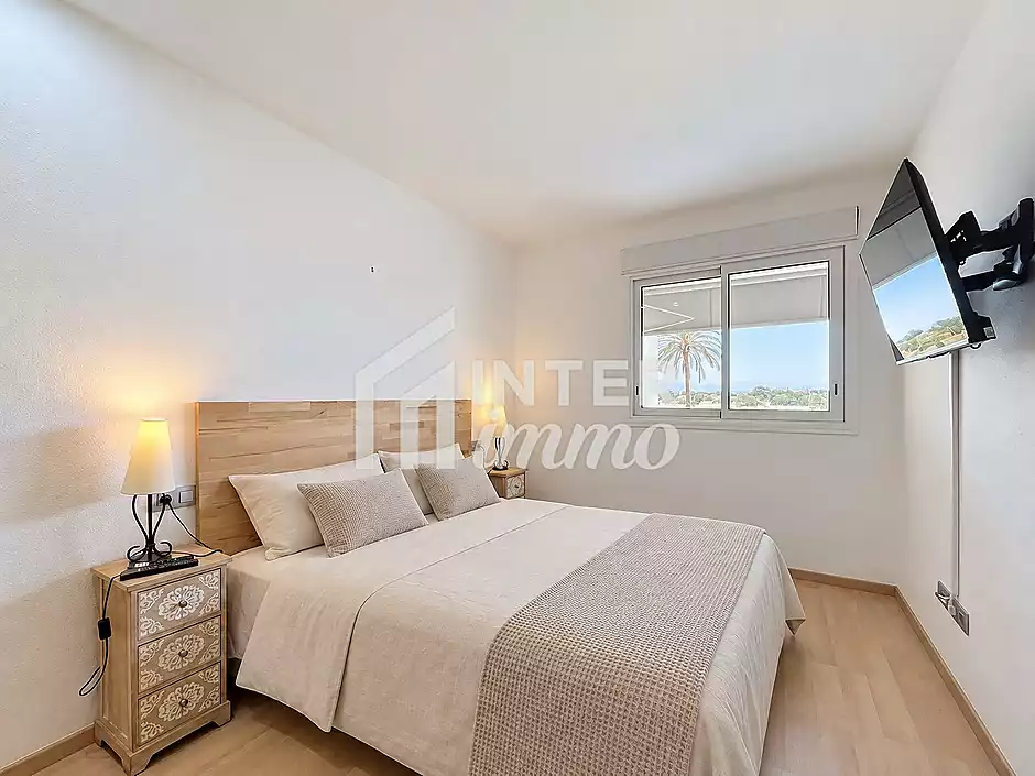 Es ven apartament renovat a la marina amb terrassa i vista al parc natural - foto 14 de 24