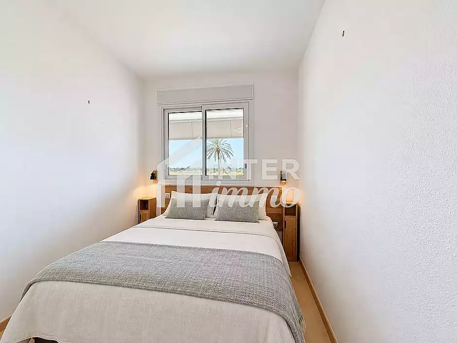 Es ven apartament renovat a la marina amb terrassa i vista al parc natural - foto 15 de 24