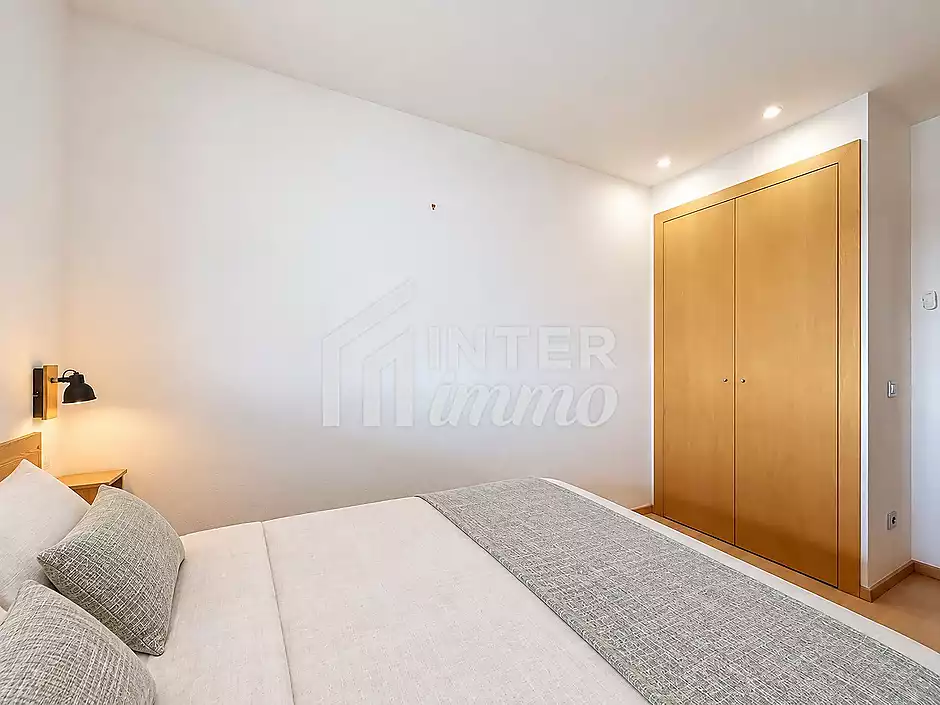 Es ven apartament renovat a la marina amb terrassa i vista al parc natural - foto 16 de 24