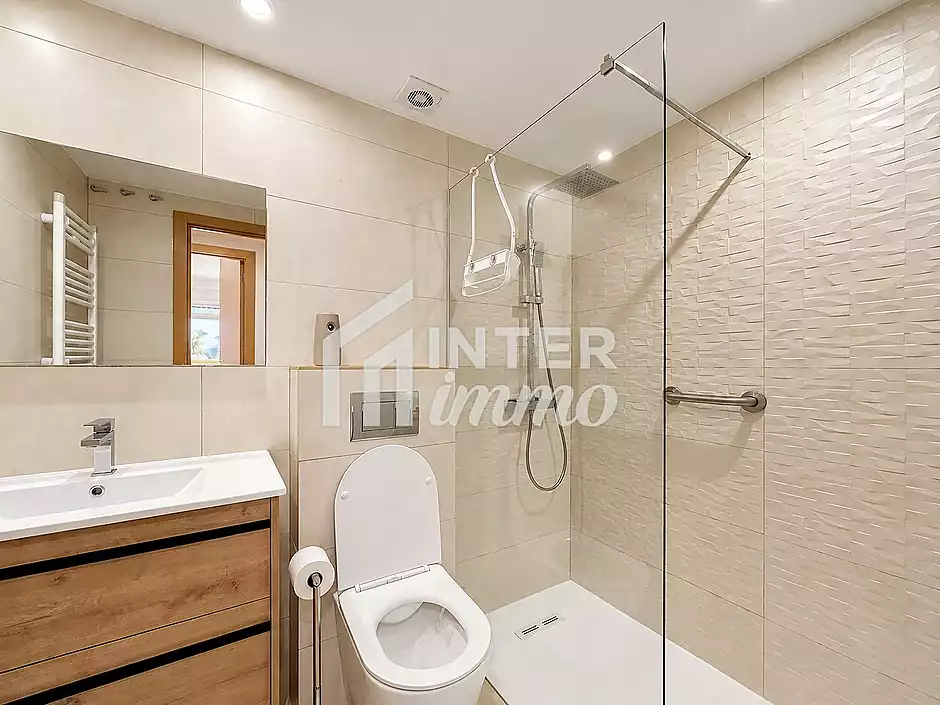 Es ven apartament renovat a la marina amb terrassa i vista al parc natural - foto 17 de 24