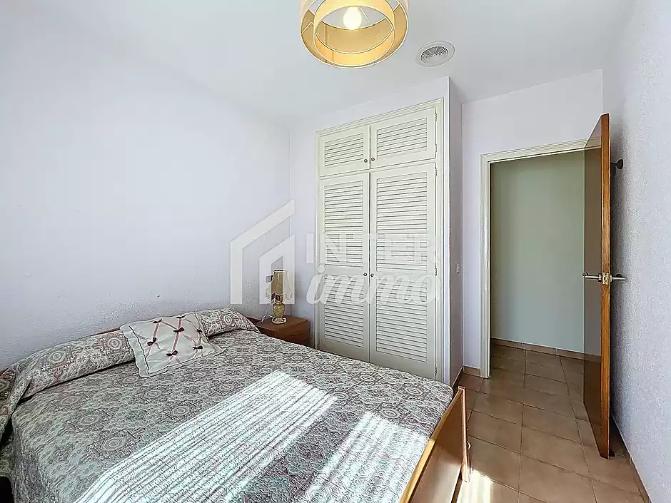Es ven apartament de 3 habitacions a l'últim pis, al cor de Roses - foto 3 de 24