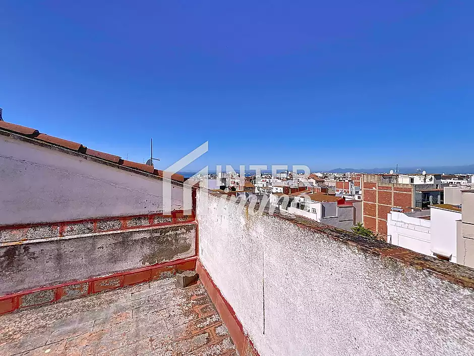 Es ven apartament de 3 habitacions a l'últim pis, al cor de Roses - foto 4 de 24